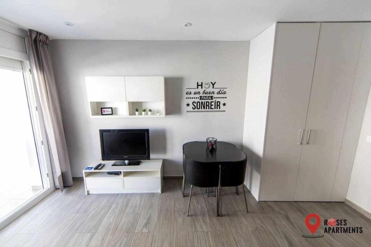 Roses Apartments Red Loft Vista Mar Lateral 外观 照片